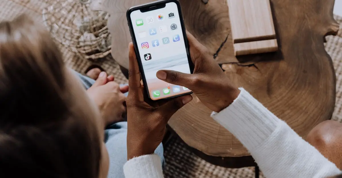 Comment Utiliser les Réseaux Sociaux pour Dénicher des Bons Plans