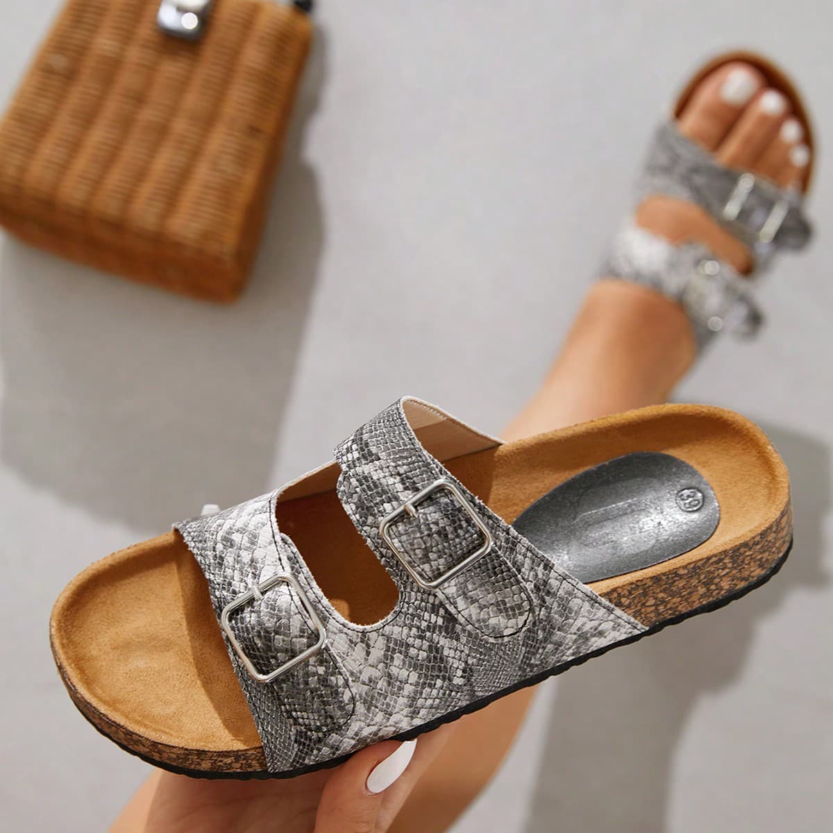 Sandales plates pour femmes pour les vacances de printemps et d'été, solde d'été de chaussures
